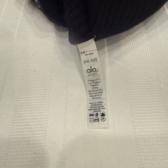 NWOT ALO Yoga Dark Ribbed Knit Hat - Picture 3 of 3